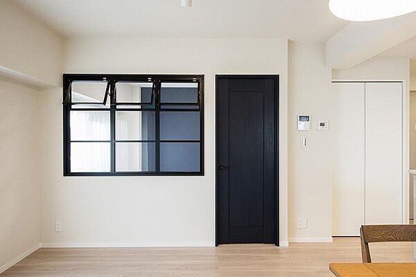 室内まどが、光と景色を広げ、ワンランク上の空間を円室してくれます。