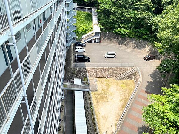 1階駐車場および建物北側緑地です。