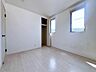 使い勝手の良い洋室は、ベッドや家具のレイアウトもしやすく、自分らしいお部屋づくりを楽しめます。毎日の暮らしを快適に彩る居住空間です。
