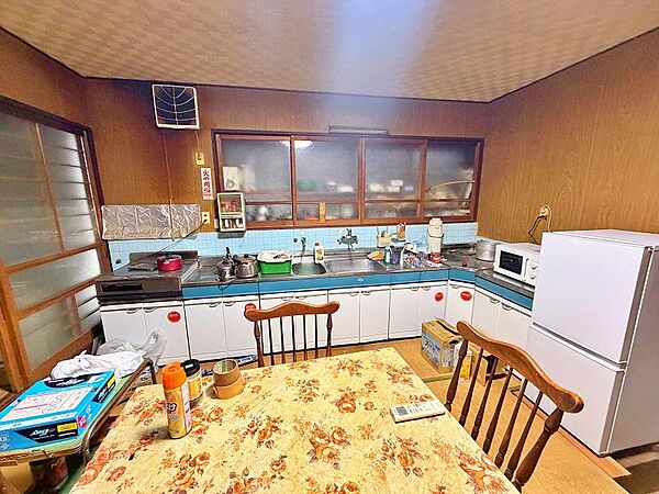 作業スペースが広く、お料理が捗るL字型を採用。？ダイニングテーブルを置いてもゆとりのある広さで、家族団らんの時間を過ごせます。
