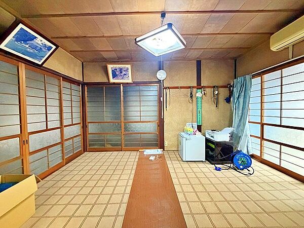 柔らかな光が差し込む、落ち着いた雰囲気の居間。家事の合間の休憩や、趣味のスペースとしてなど、ライフスタイルに合わせて柔軟に使える便利な空間です。