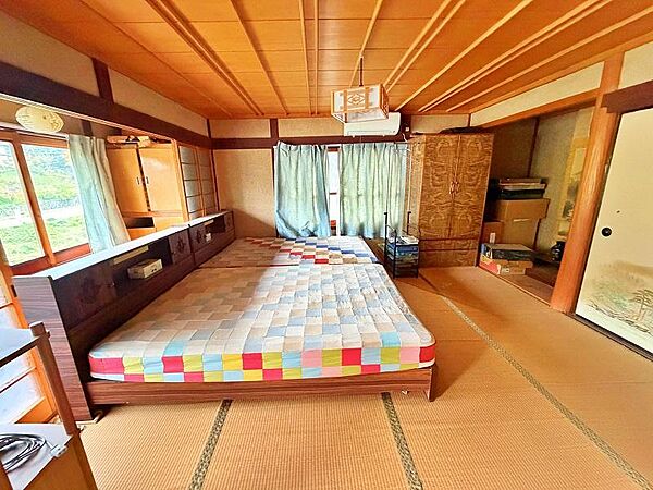 大きな窓から山並みの緑を望む、開放感たっぷりの2階和室。朝はたっぷりの光を浴びて、夜は静寂の中で一日の疲れをリセット。心地よい時の流れに包まれて、ぐっすり眠れる落ち着きある空間です。