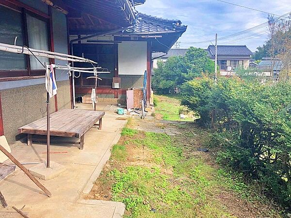 縁側からそのまま外へ出られる、広々としたお庭スペース。洗濯物を干すのはもちろん、ベンチを置いて日向ぼっこを楽しんだり、家庭菜園に挑戦したりと、趣味の広がる空間です。