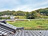 その他：2階の窓からは、四季折々の表情を見せる山並みが一望できます。立派な瓦屋根越しに広がるのどかな風景は、住む人の心を癒やし、日々の暮らしに穏やかなリズムを与えてくれます。