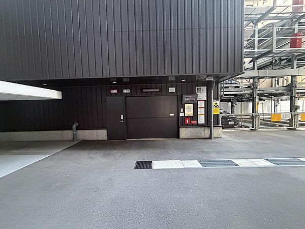 タワー駐車場は、外で待たなくても車の準備が出来たら呼んでくれるシステムです