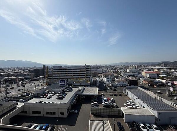 視界を遮る建物が少なく　空が広く感じられる開放的な眺望。市街地を一望できる爽快感が魅力です