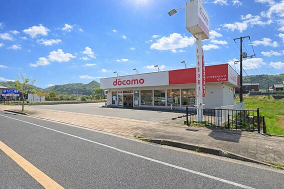 国道沿いに位置...