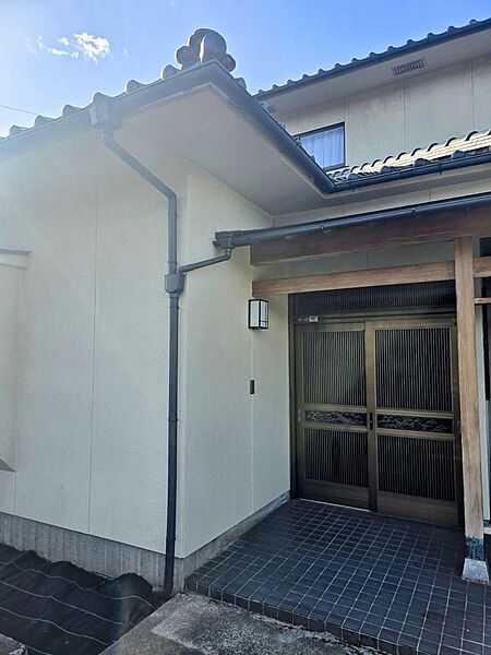 趣のある和風玄関で、落ち着いた印象の住まい