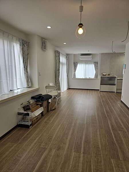 ゆとりある広さで、開放感あふれるLDK空間♪複数の窓から自然光が差し込み、明るく心地よい室内