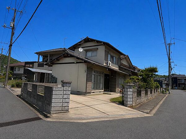 角地ならではの開放感♪ゆったりとした敷地でのびのび暮らせる住まいです♪