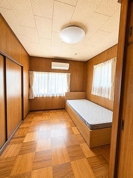 和室のくつろぎも、ベッドの快適さも！4つの和室でゴロンと寝転び、1部屋だけの洋室にはベッドを置いて快適な寝室に。和の温もりと洋の実用性をいいとこ取りした、大家族でもゆったり暮らせる5DKです。