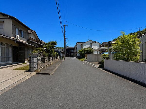 ゆったりとした前面道路で、お車の出し入れもスムーズ♪