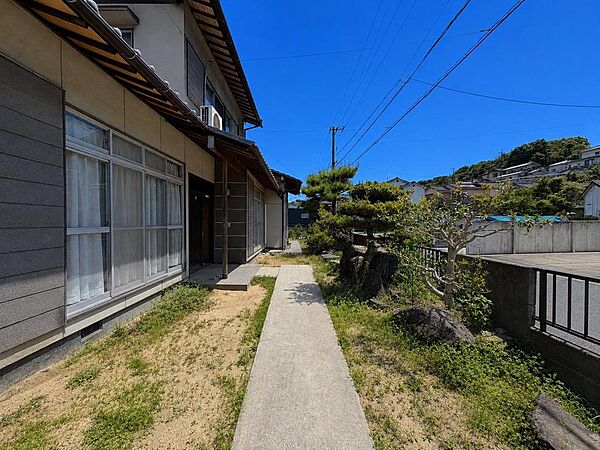 日当たり抜群の南庭は、本格的な家庭菜園を始めたり、休日に家族でBBQを楽しんだり、ペットや子どもたちが元気に遊ぶスペースにしたりと使い方無限大。