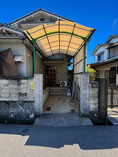 コンパクトな駐車スペースながら、お買い物施設が徒歩圏内に揃っているため、車移動だけでなく、徒歩やバイクでも暮らしやすい立地です♪