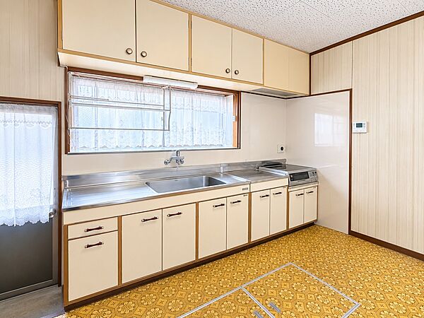窓から自然光が差し込む明るいキッチン