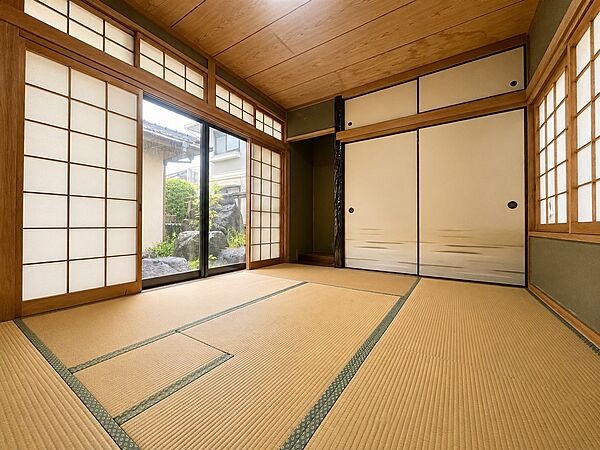 障子越しのやわらかな光が心地よい和室。客間やくつろぎの空間として活躍します。