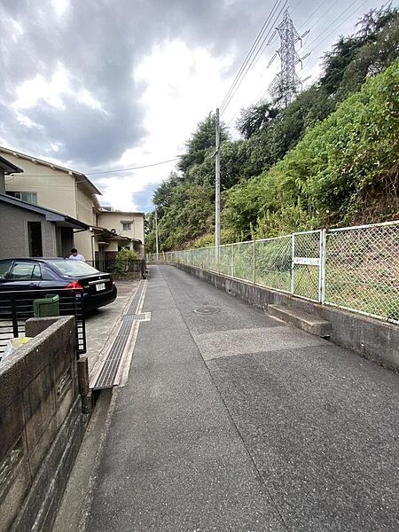 接道約11m。車の出入りもしやすい形状です