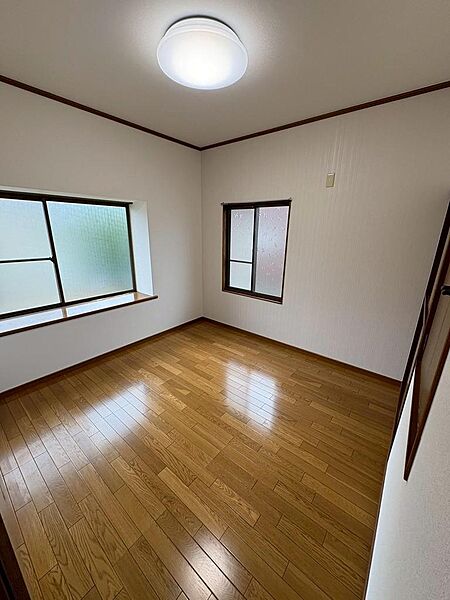 2025年11月撮影　2面採光の洋室