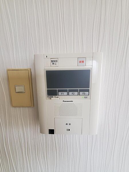 TVモニター付きインターフォンでセキュリティ面も安心です。オートロックも完備です。