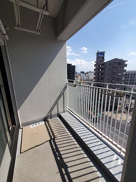 エアコンの室外機を天井吊りできるようになっています。バルコニーを広く使えますね。