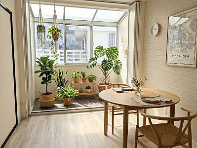 外観：北欧テイストな家具とインナーテラスに観葉植物がある室内をAIで演出してみました?