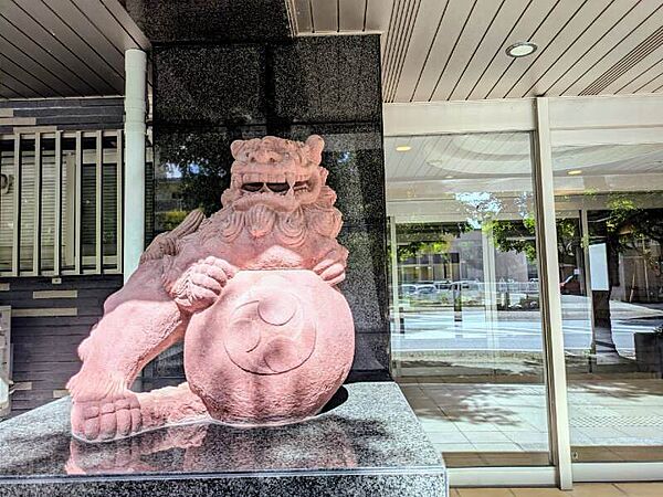 シンボルシーサーが鎮座しお出迎えしてくれてます！