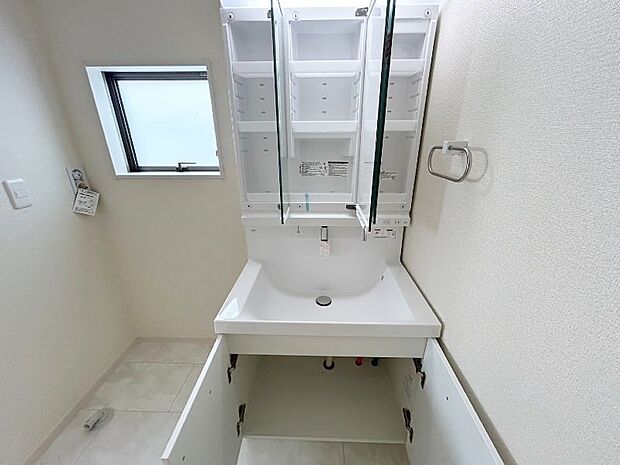 洗面設備：鏡裏と洗面台下にも収納があり、タオルなどの日用品やスキンケア用品などもたくさんしまえてすっきりとした空間を保つことができます