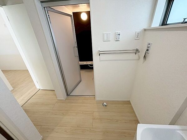 キッチンと廊下の両方から出入りできる「2WAY洗面室」