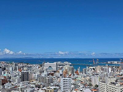 外観:バルコニーからの海眺望(泊大橋、クルーズ船、慶良間諸島) 外観:バルコニーからの海眺望(泊大橋、クルーズ船、慶良間諸島)