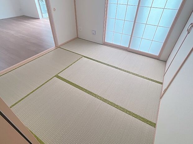 緑を基調とした室内が癒しを与えてくれます。やはり日本人には和室が必要ですね。(同仕様物件参考画像）