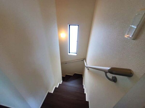 手すり付きで上り下りしやすい階段です