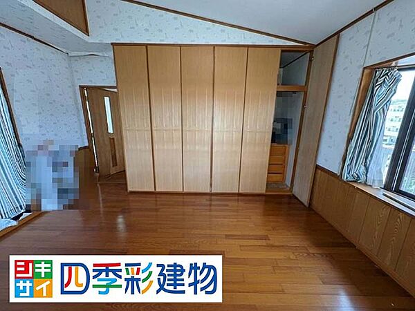 3階8帖洋室？収納付きの洋室で、寝室や個室として検討できます(画像加工済。現況は現地にてご確認ください。)