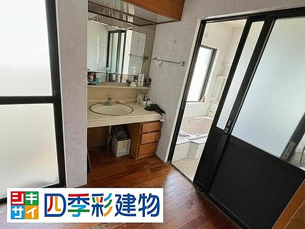洗面台と浴室が並ぶ水回りスペースです(画像加工済。現況は現地にてご確認ください。)
