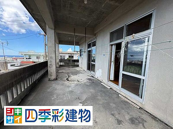 屋根付きのバルコニー