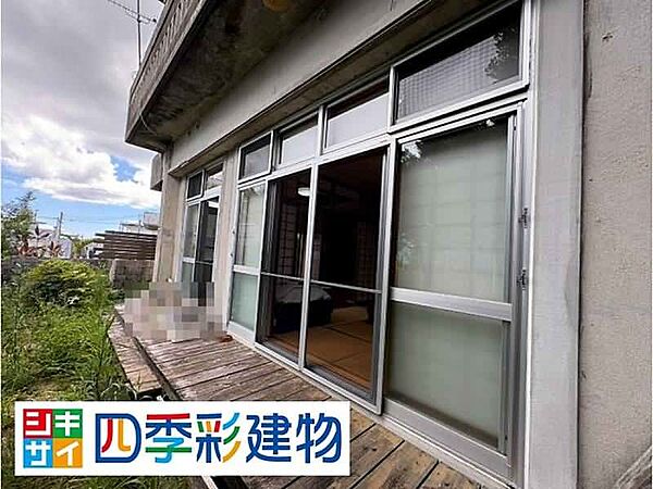 室内と庭をつなぐウッドデッキ
