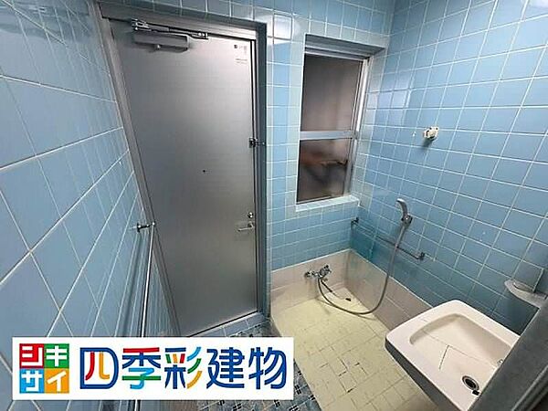 タイル張りのシャワー室