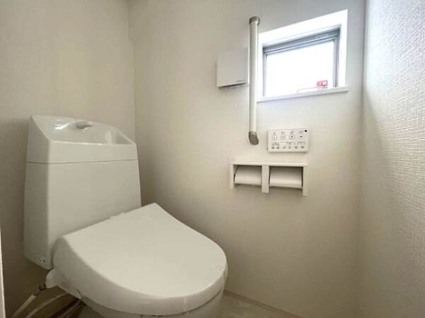 小窓のある明るいトイレです