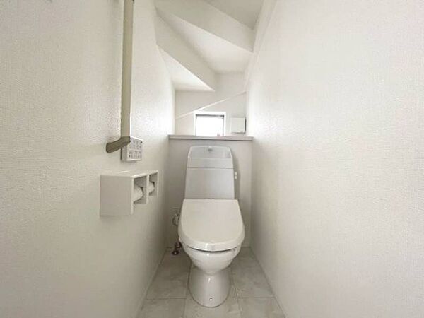 窓付きですっきり使えるトイレです