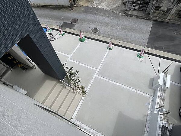 建物前面の並列駐車スペース