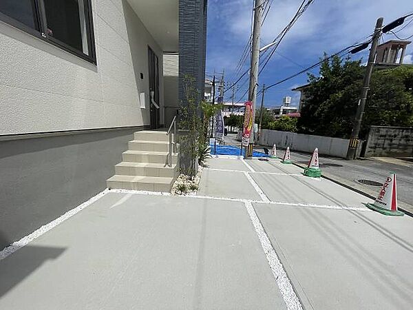 駐車場と玄関アプローチ