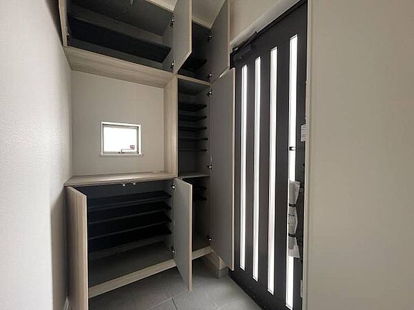玄関収納付きですっきり使える玄関です