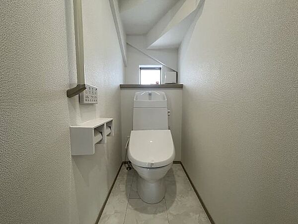 窓付きで明るさを取り込めるトイレです