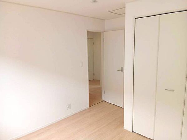 クローゼットを備えた6帖洋室です