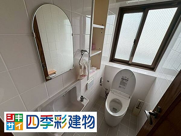 手洗いと窓を備えたトイレ