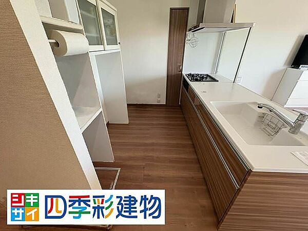 LDKに面した対面式キッチン