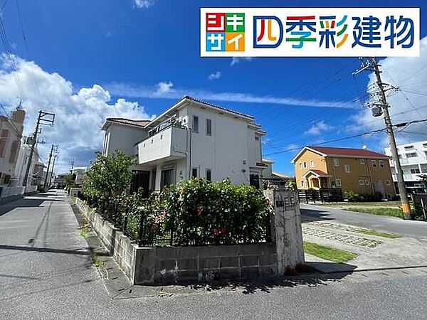 角地に建つ2階建て外観