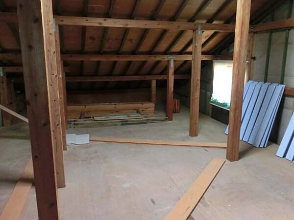 屋根裏部屋は大人が立っても余裕があります！