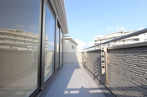 2部屋から出入りできるバルコニーです