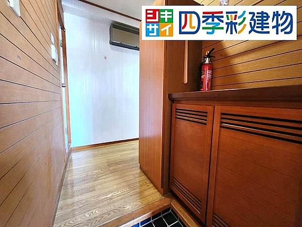 玄関から居室方向を見た室内