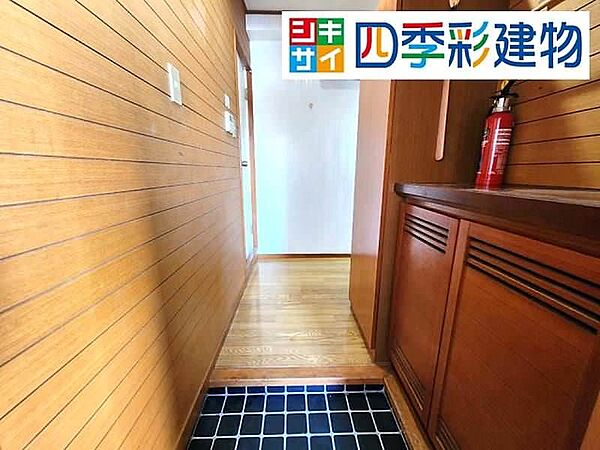 室内から見た玄関まわり